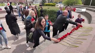 Kahramanmaraş’taki Saldırıda Ölenler İçin Bolu'da Atatürk Anıtı'na Karanfil Bıraktılar