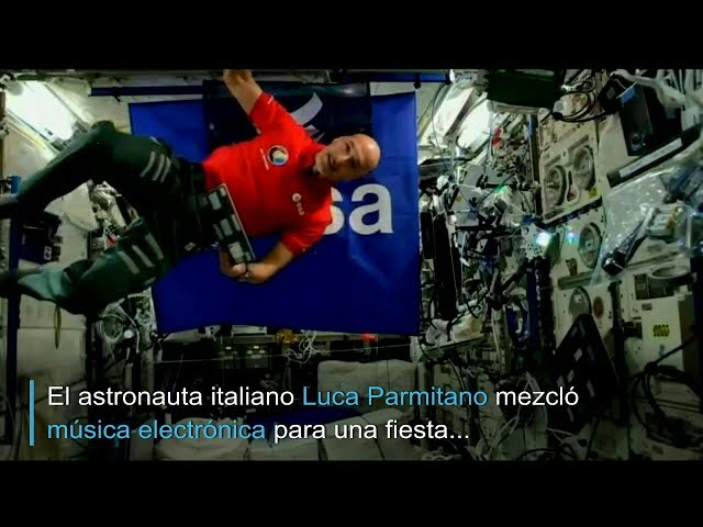 Vídeo relacionado con DJ Astronauta en el Espacio - Space Techno Regalo DJ Camiseta