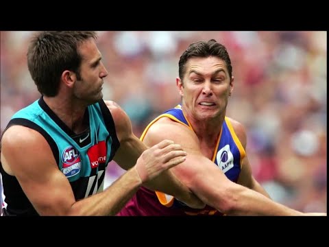 Lynch and Wakelin Duke it out in the 2004 AFL Grand Final