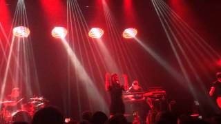 Marina Kaye au Trianon à Paris ( traitor )
