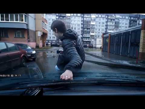"Дебил на капоте"