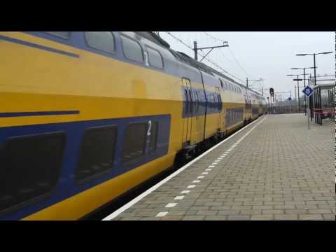 VIRM 8743 komt door Station Almere Oostvaarders
