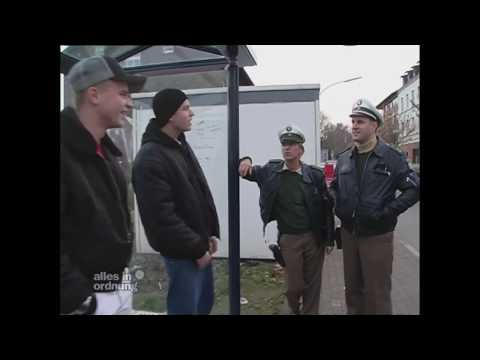 Asoziale Jugendliche pöbeln - Polizistin dreht durch (Youtube Kacke)