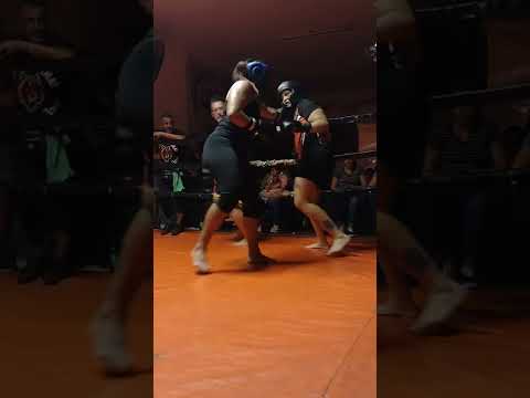 exhibición Abril vilmes kickboxing