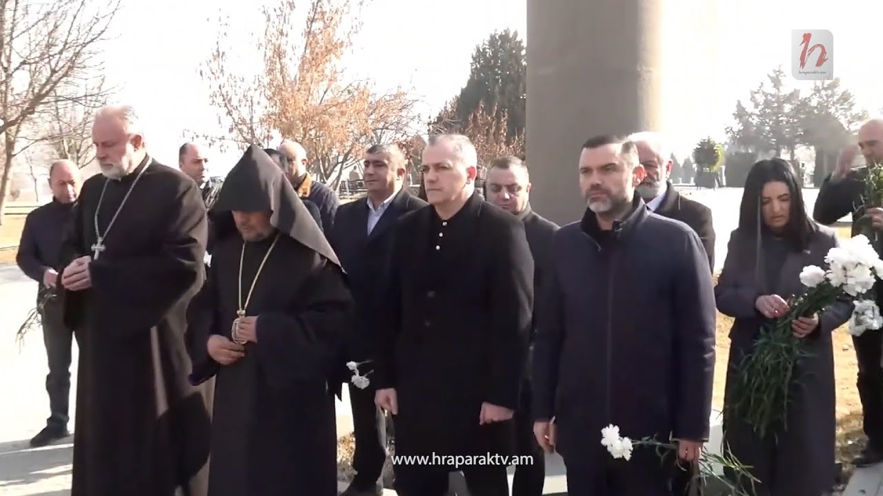 Արցախի թեմի առաջնորդն ու Արցախի քաղաքական իշխանությունը ծաղիկներ են խոնարհում անմահների շիրիմներին