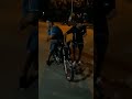 MIRA EL VIDEO Tiraba "corchazos" con el escape de la moto, lo agarró el intendente y casi le da una paliza