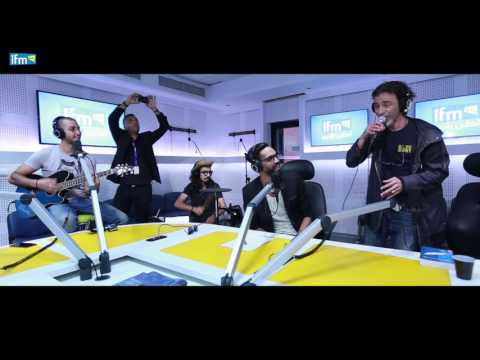 أمازيغ كاتب من Gnawa Diffusion يبدع بالغناء في ميدي كالي