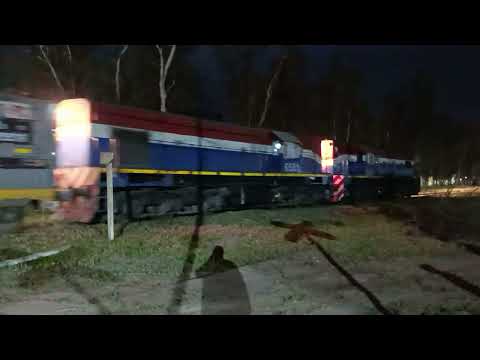 Gr-12 (6630)+ Gr-12 (6581) con un Tren Cargado de N.C.A a su paso por "Beltrán" en plena madrugada🚂🌃