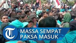 VIDEO: Situasi Terkini Aksi Massa Unjuk Rasa di DPRD Surakarta, Massa Paksa Masuk