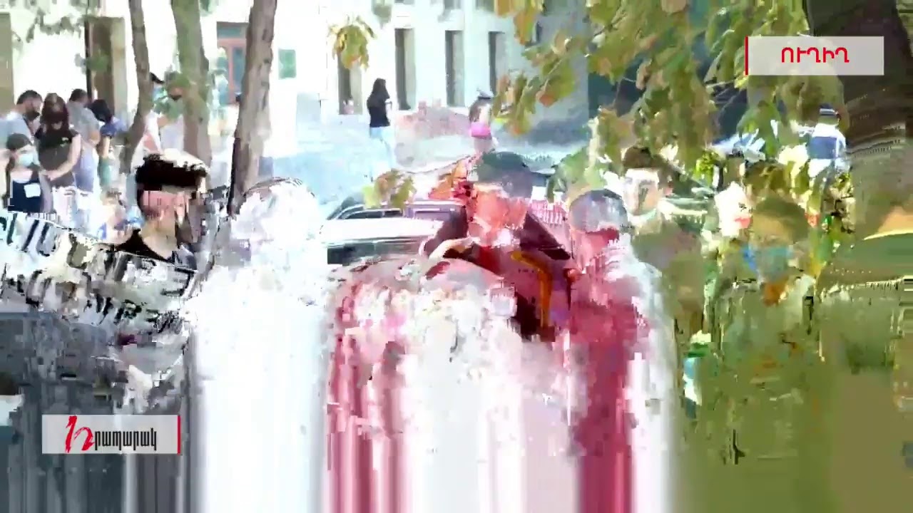 Դիմորդների բողոքի ակցիան՝ ոստիկանության շենքի մոտ. կան բերման ենթարկվածներ