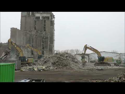 Bagger CAT 349 F, 374 F und 352 ng - vor mega Kulisse