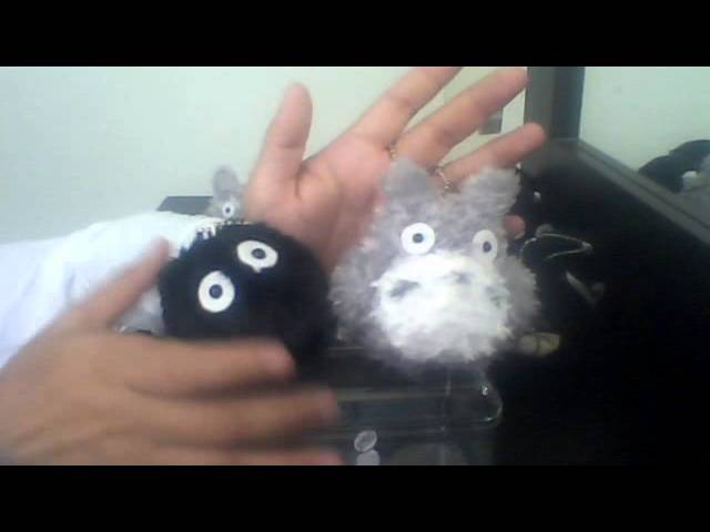 Vídeo relacionado con Semic Mi Vecino Totoro - Peluche Duende del Polvo con Ventosa 7cm, Multicolor