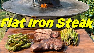 Flat Iron Steak mit gegrilltem Spargel und Bratpaprika von der Feuerplatte