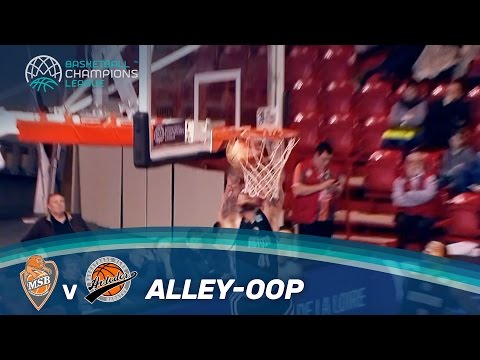 Double-pass for the alley-oop dunk by Minnerath