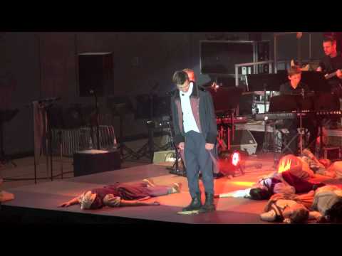 Auf den Barikaden - Dunkles Schweigen an den Tischen - Les Miserables