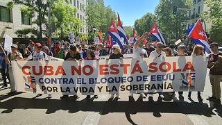 Cientos de personas en la manifestación de apoyo a Cuba en Madrid