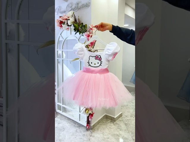 Vídeo relacionado con Hello Kitty Giochi Preziosi - Peluche de 30 cm con Atuendo a la Moda, Vestido y Lazo de Raso Rosa, para niños a Partir de 3 años