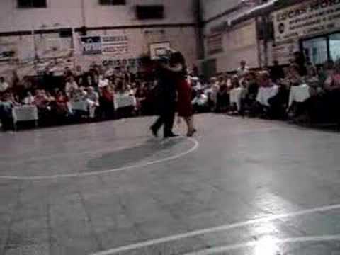  El Chino Perico  and  Cinthia Wilson  are  dancing  to  a  tango