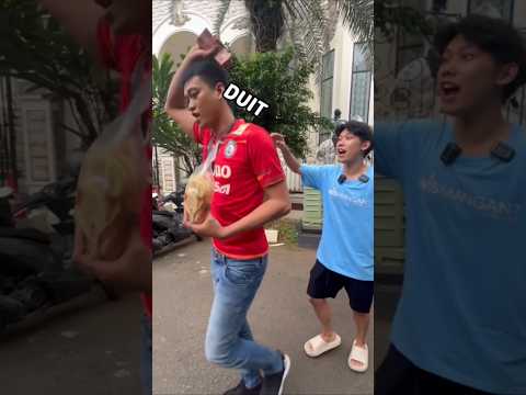 WILLIE SALIM BELI KAOS DAN MEDALI KURNIA MEIGA BANTU MANTAN KIPER NASIONAL