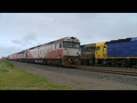 QUBE Ultima Containers Crosses Pacific National Grain (27/7/2020) - PoathTV Australian Trains