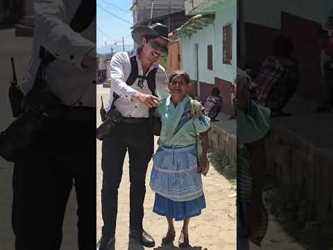 "Pequeños gestos como este hacen tu día aún mejor. 📸❤️" #JorgeDeLeon #Fotógrafo #Olopa #Chiquimula