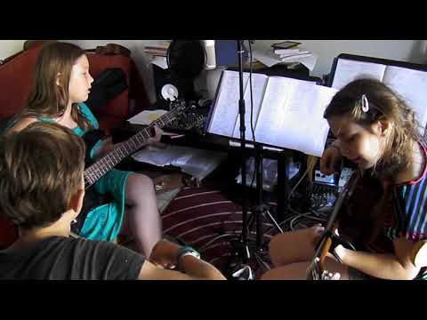 Colin, Mila et Firmin - Guitare basse chant