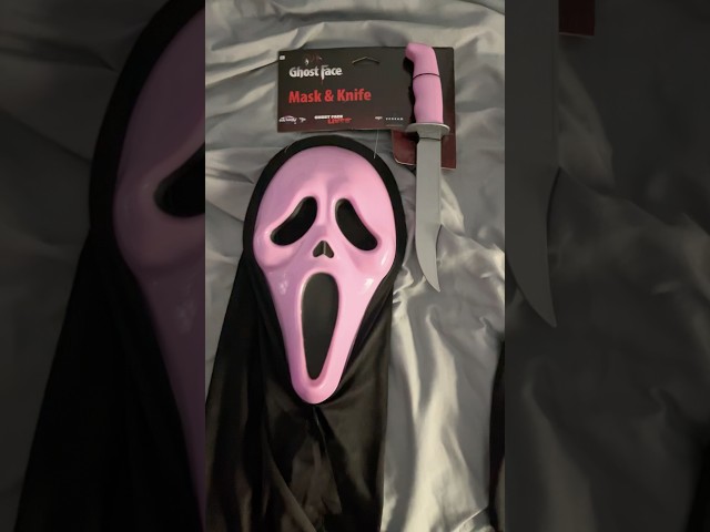 Vídeo relacionado con LXUBDXY Disfraz Scream, Unisex Disfraz Ghostface con Máscara de Scream, Cinturón, Cuchillo de Utilería y Dos Guantes, Disfraces Halloween Adulto, para Carnaval, Halloween, Fiesta, Cosplay (M)
