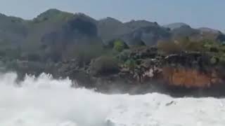 Download lagu Pantaiselatan ngamuk mp3