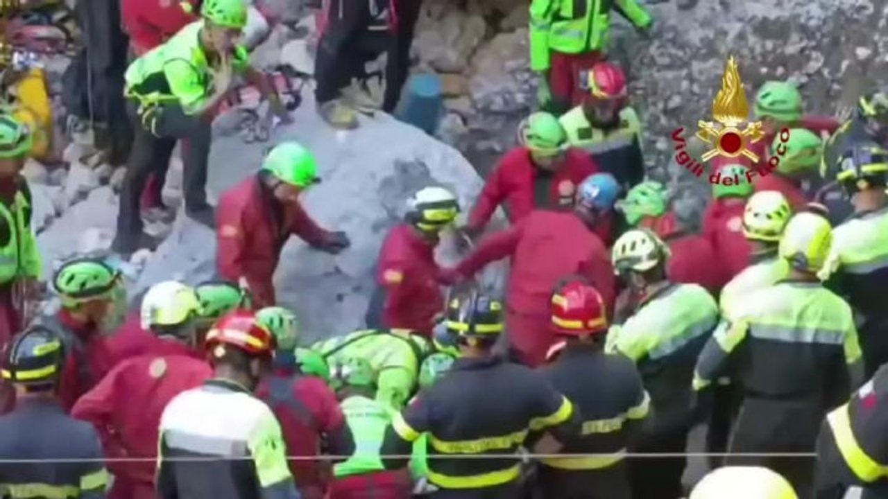 Estratto vivo speleologo bloccato in una grotta in provincia di Nuoro, l'applauso dopo salvataggio