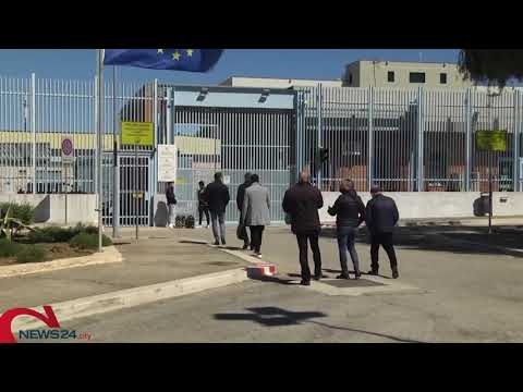 MOLFETTA | Auto vicecomandante del carcere di Trani in fiamme: acquisite immagini video