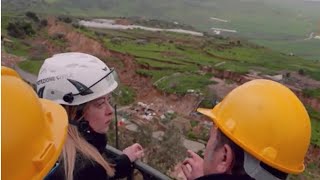 La premier Meloni (con il caschetto della protezione civile) visita Niscemi e le aree colpite dal...