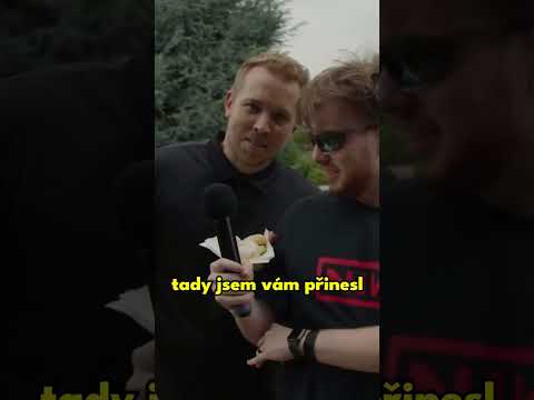 Jirka Král jako moderátor IRL minigolfu