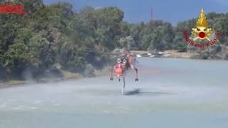Canadair in azione per domare incendi nel Verbano-Cusio-Ossola