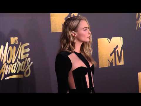 download lagu mp3 mp4 Cara Delevingne Mtv Movie Awards 2016, download lagu Cara Delevingne Mtv Movie Awards 2016 gratis, unduh video klip Cara Delevingne Mtv Movie Awards 2016