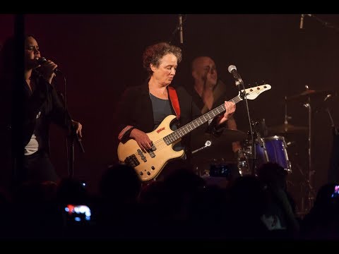 Faits Divers de Telephone live 2017 avec Corine à la basse