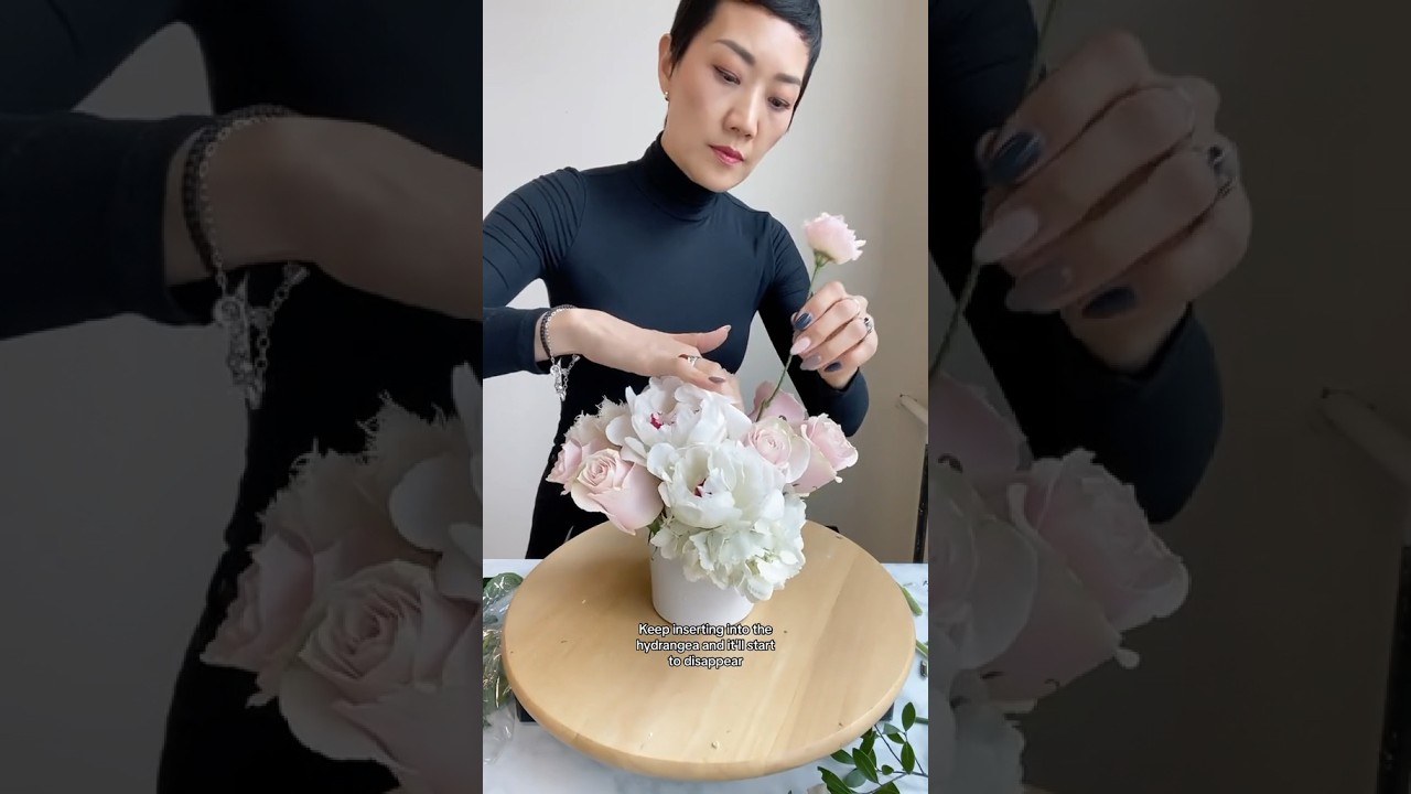 A 1-hydrangea method to make a clean, no-greenery floral arrangement #floraldesign #flowerarranging