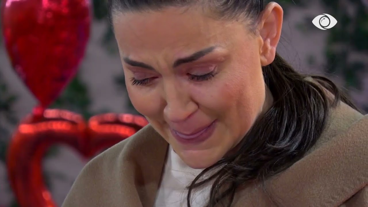 “Jam vajza e SMS-ve të gjata…”/ Rozana përlotet duke lexuar letrën e saj të dashurisë: Më ke falur…