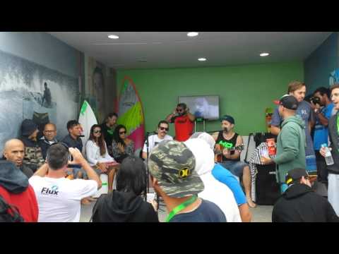 Dan Freitas canta War no Oi HD SP Open of Surfing 2015.