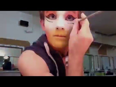 Harry Francis' (Mungojerrie) pre-show routine | Cats the Musical