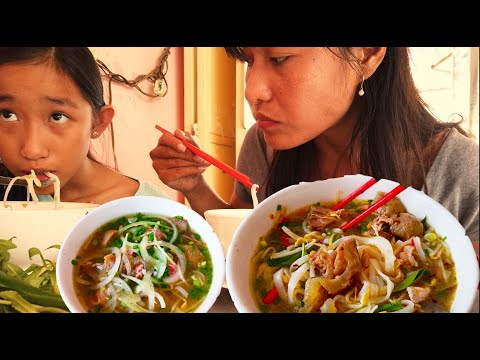 Takhamo Street Food - Eating Pho - Vietnamese Noodle Soup With Beef