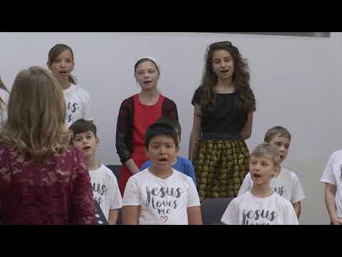 Stau și privesc cerul minunat