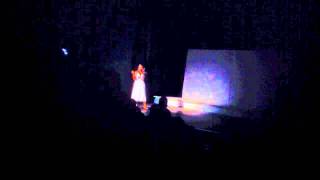 Elida Ivelisse cantando_ En Obra de Teatro en la Universidad Turabo