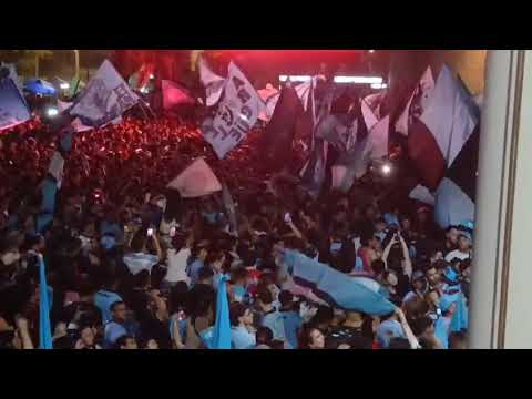 "VIVO HINCHADA BELGRANO PREVIO AL CLASICO CON TALLERES." Barra: Los Piratas Celestes de Alberdi &bull; Club: Belgrano