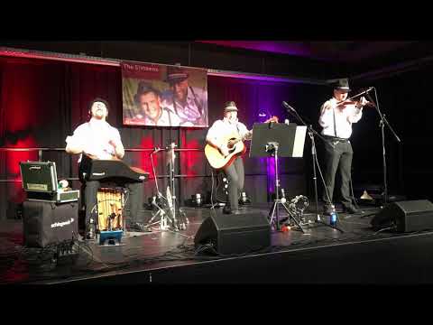 Mädde plays the laola by schlagwerk with the sixteens