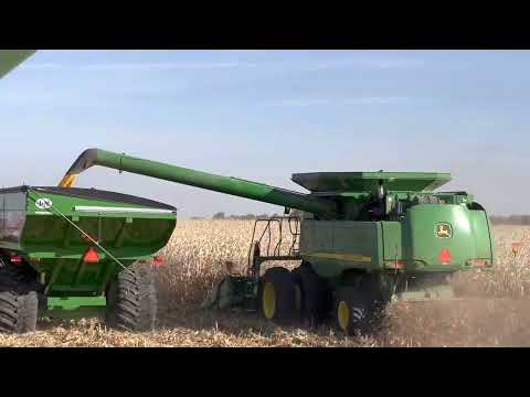 LOADING A J&M (RIGHT SIDE UNLOADING AUGER) GRAIN CART!