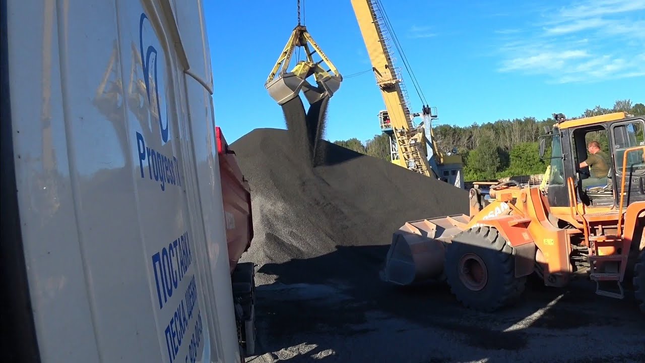 Грузим щебень с Баржи. Это вам не Карьер!