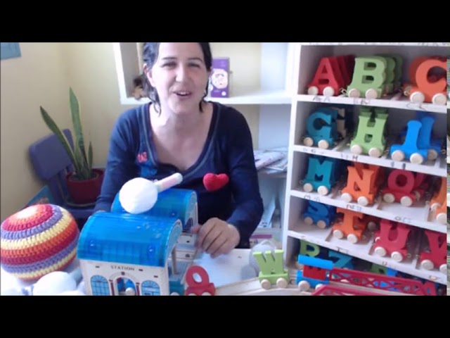 Vídeo relacionado con small foot Tren de letras Polar O, de madera, tren combinable individualmente, para decorar y regalar, 12585