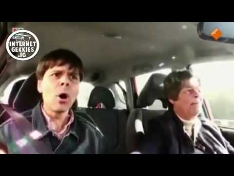 Kees scheldend in de auto