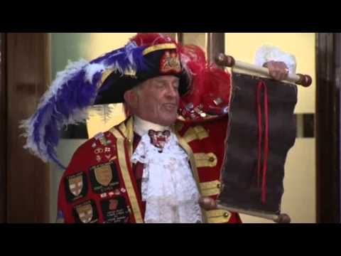 Raw: Royal Crier Announces Birth to Cheers