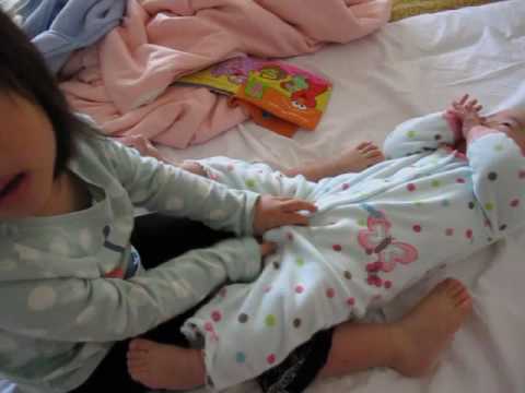 【大眼艾】可愛的3歲姊姊想幫小妹妹換尿布